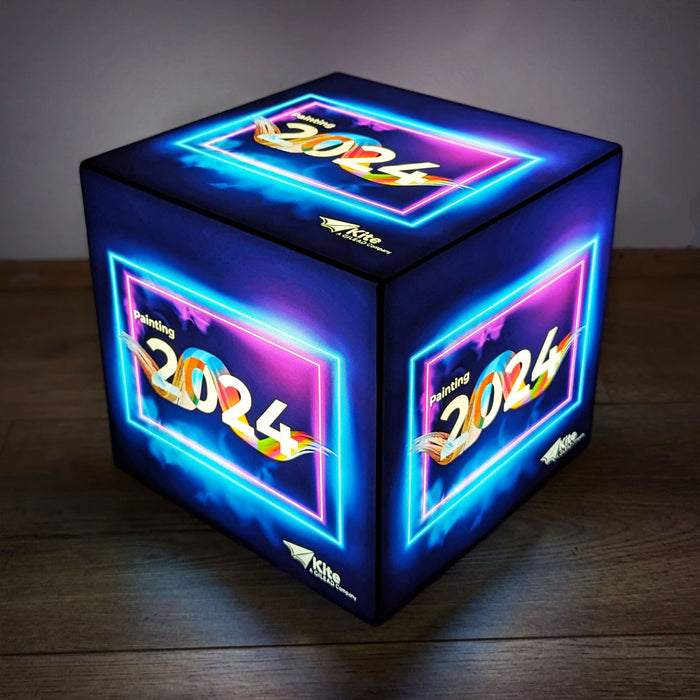 Cube LED Personnalisé Siglé, Caisson Lumineux Publicitaire avec Logo pour Exposition, Affichage Éclairé Sur Pied pour Cabine DJ, Enseigne Lumineuse