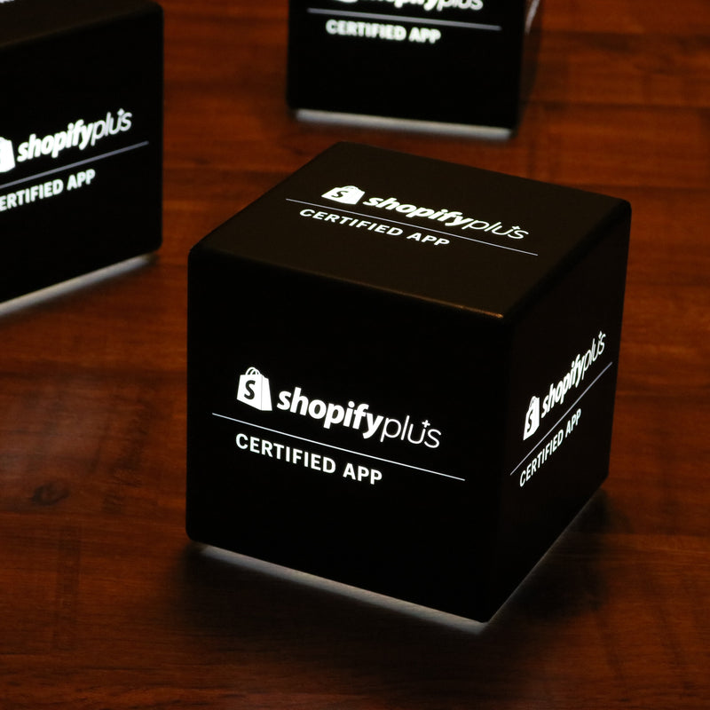 Cube Lumineux LED sur Mesure avec Logo, Panneau Illuminé Carré Sans Fil Multicolore, Caisson Lumineux Personnalisable pour Cérémonie de Prix