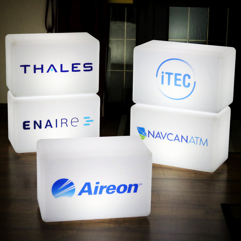Caisson Lumineux avec Logo, Banc Tabouret Siège LED Personnalisé avec Marque, Panneau d'Affichage Sur Mesure pour Marketing Événementiel